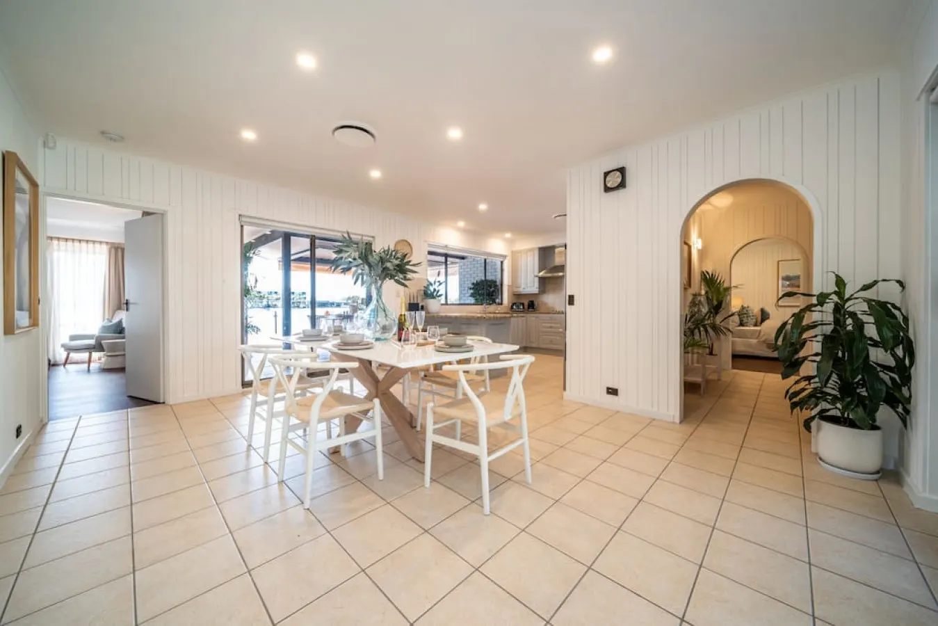 La Brisa—Waterfront Retreat between Lake & Coast 10