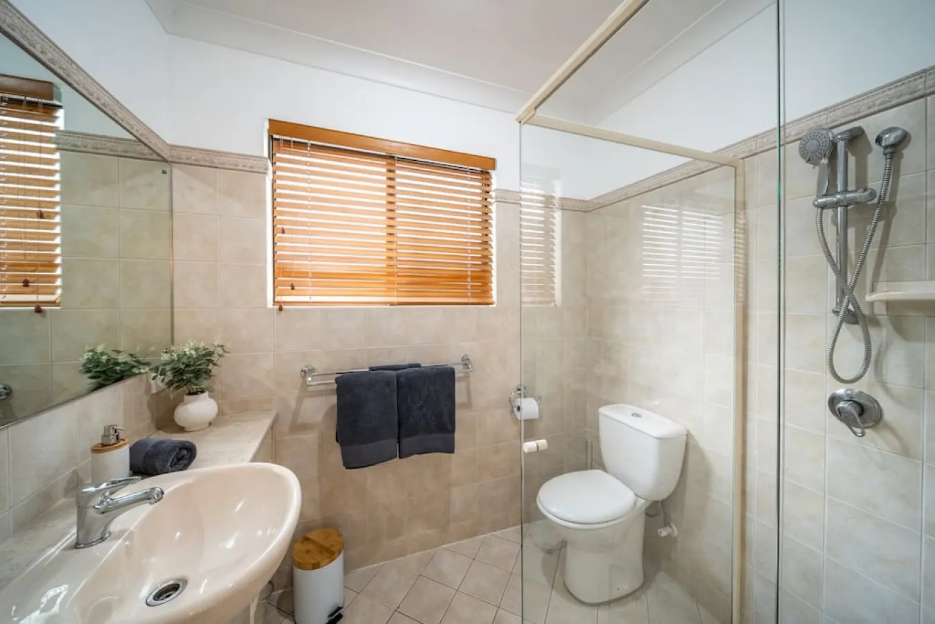 La Brisa—Waterfront Retreat between Lake & Coast 17