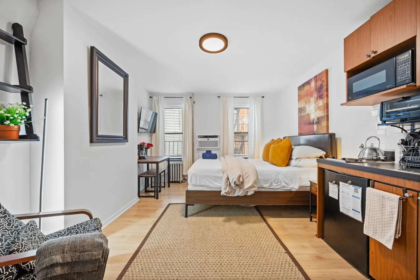 Times Square Studio near Restaurants & Shopping 6