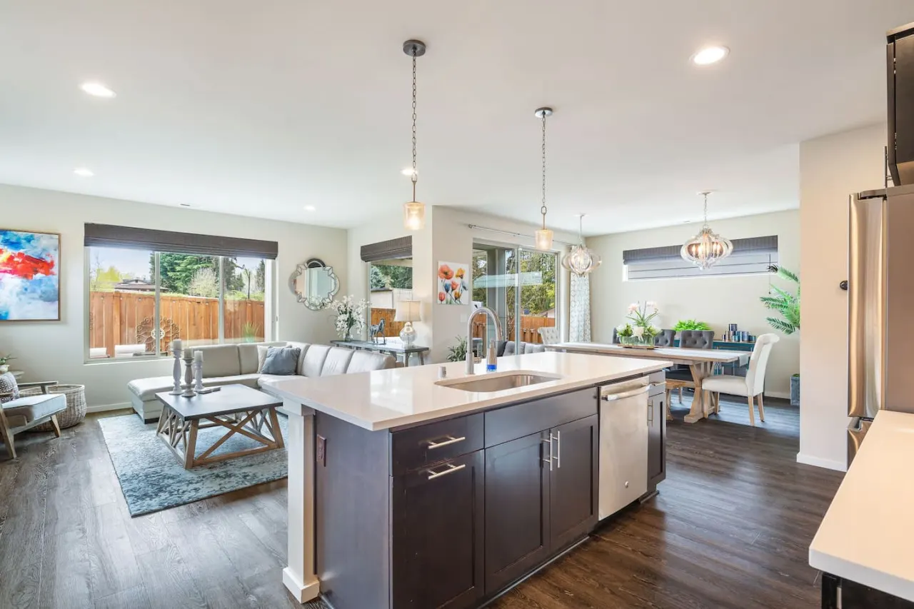 Deluxe & Spacious Kent Home ~ Gym ~ Hot Tub 13