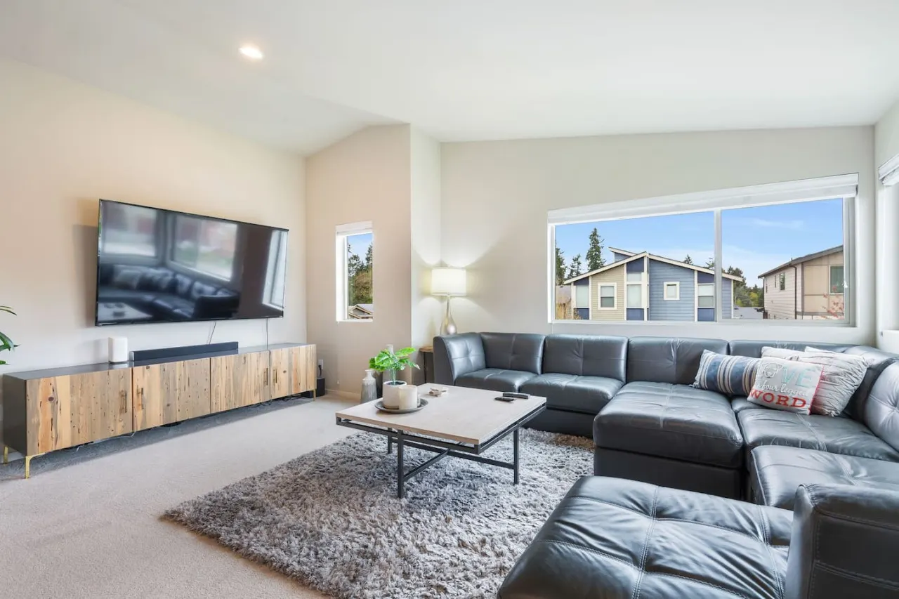 Deluxe & Spacious Kent Home ~ Gym ~ Hot Tub 18