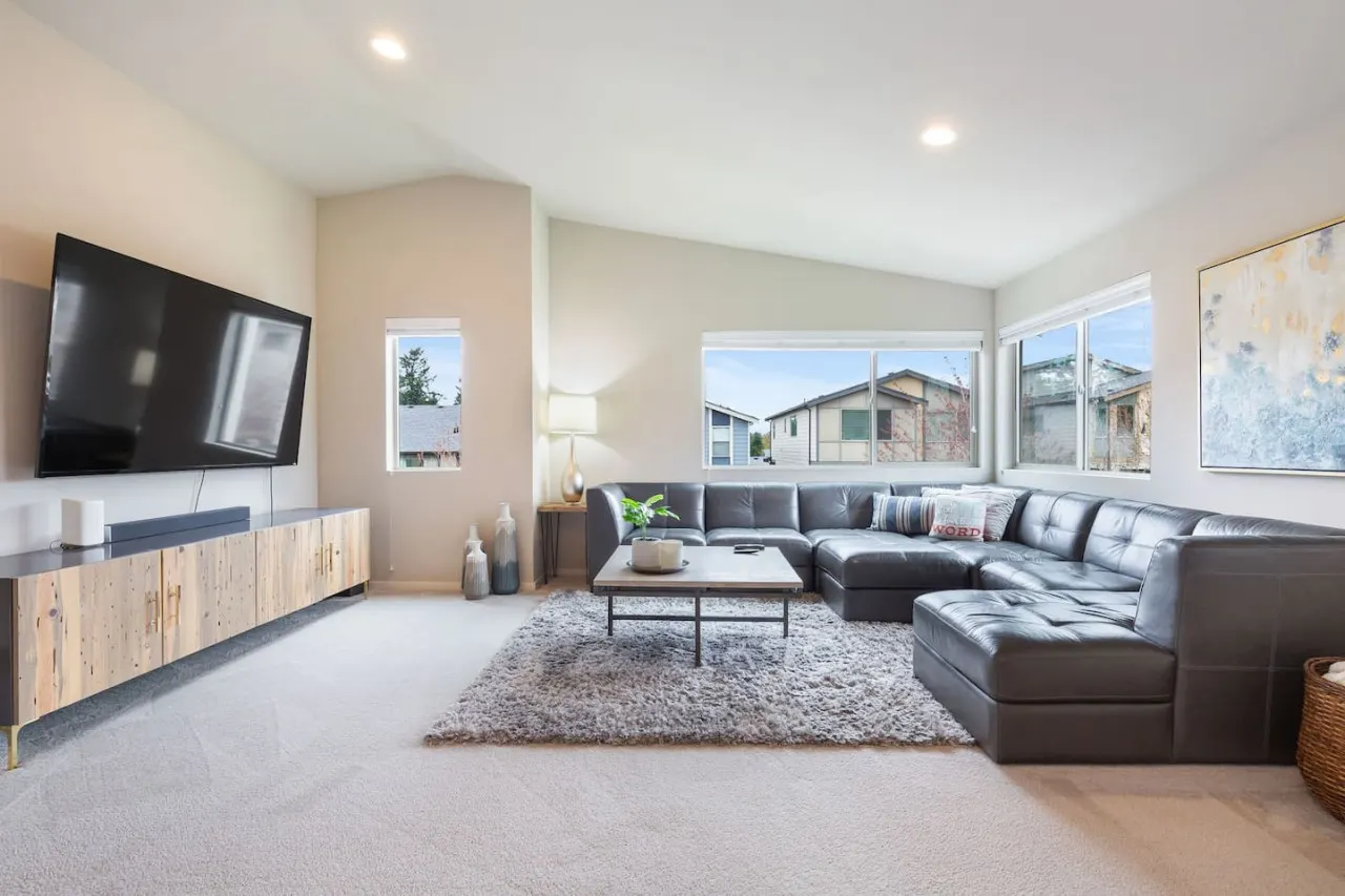 Deluxe & Spacious Kent Home ~ Gym ~ Hot Tub 19