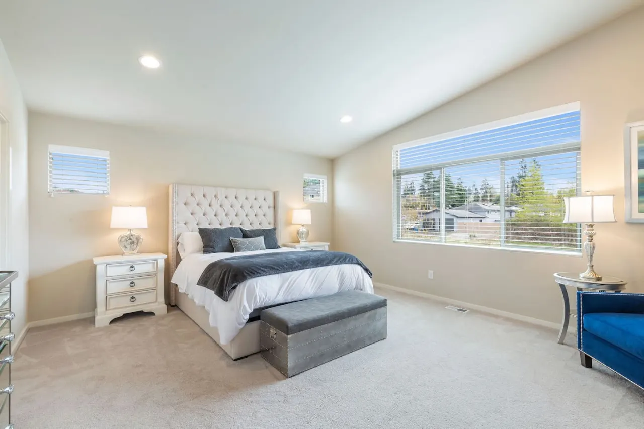 Deluxe & Spacious Kent Home ~ Gym ~ Hot Tub 5