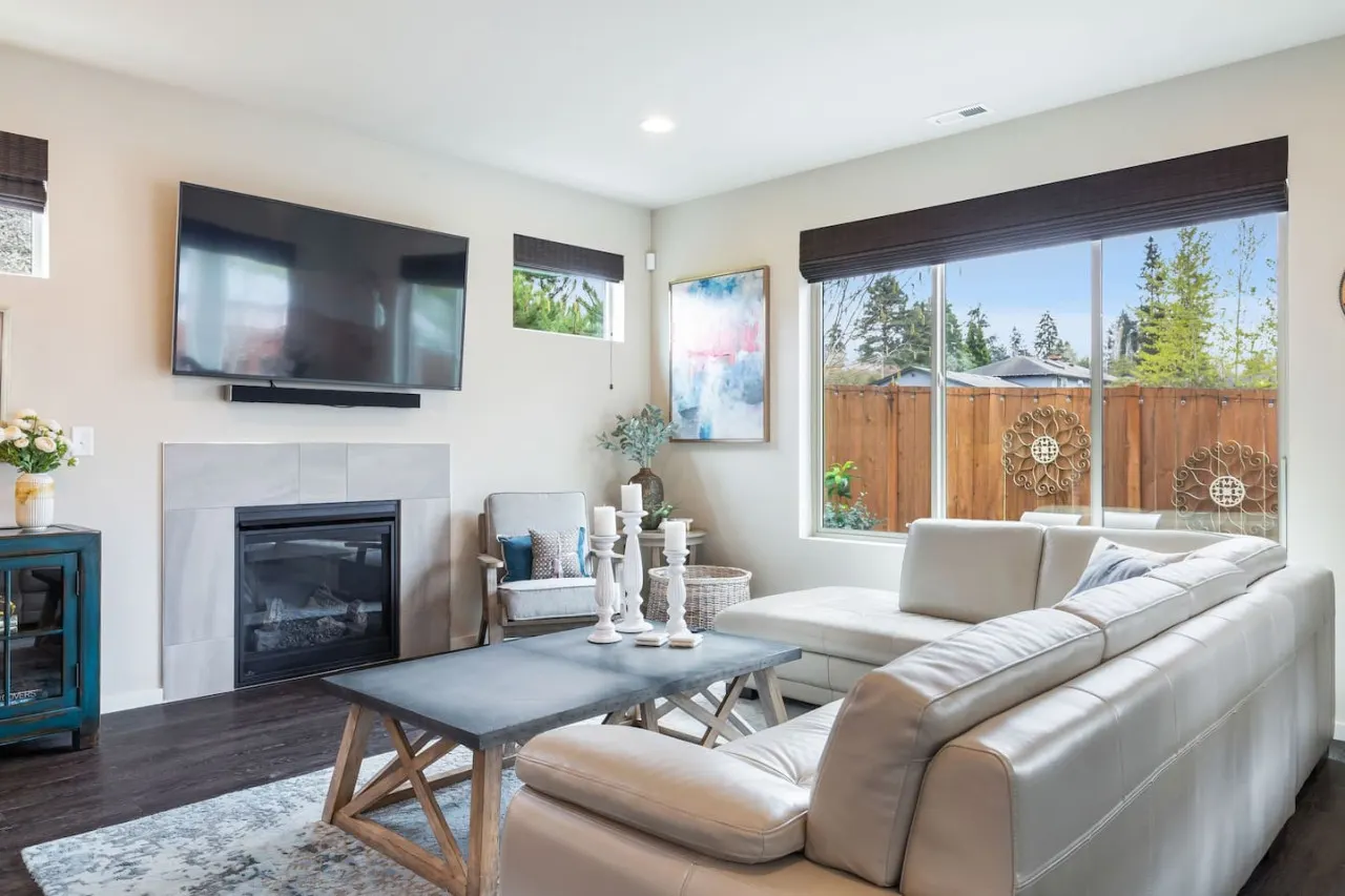 Deluxe & Spacious Kent Home ~ Gym ~ Hot Tub 6