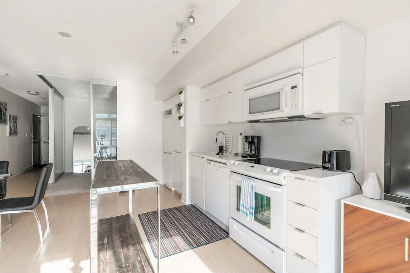 Bright Modern 1BR Walk Everywhere Sleeps 4 10