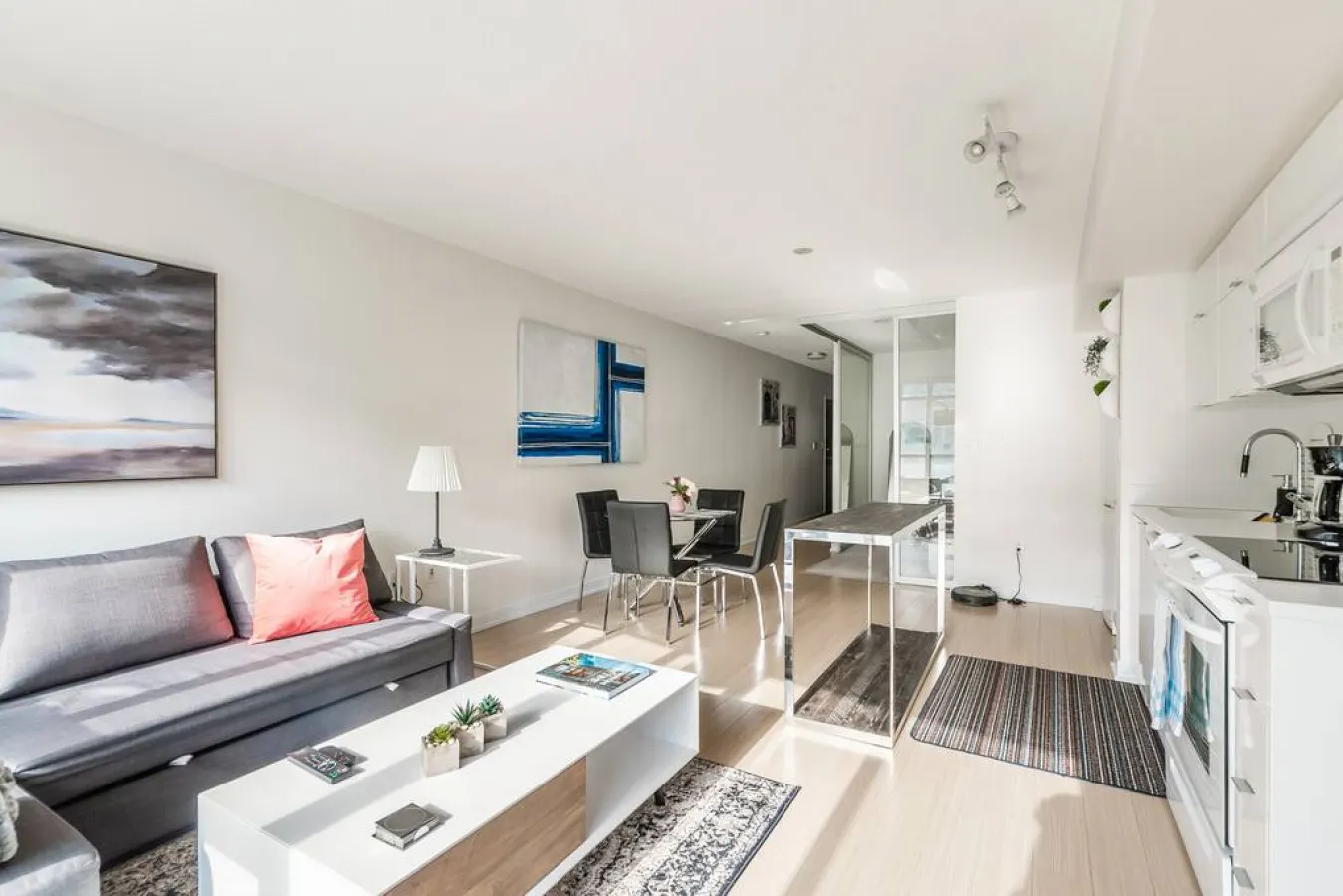 Bright Modern 1BR • Walk Everywhere • Sleeps 4 — photo 4