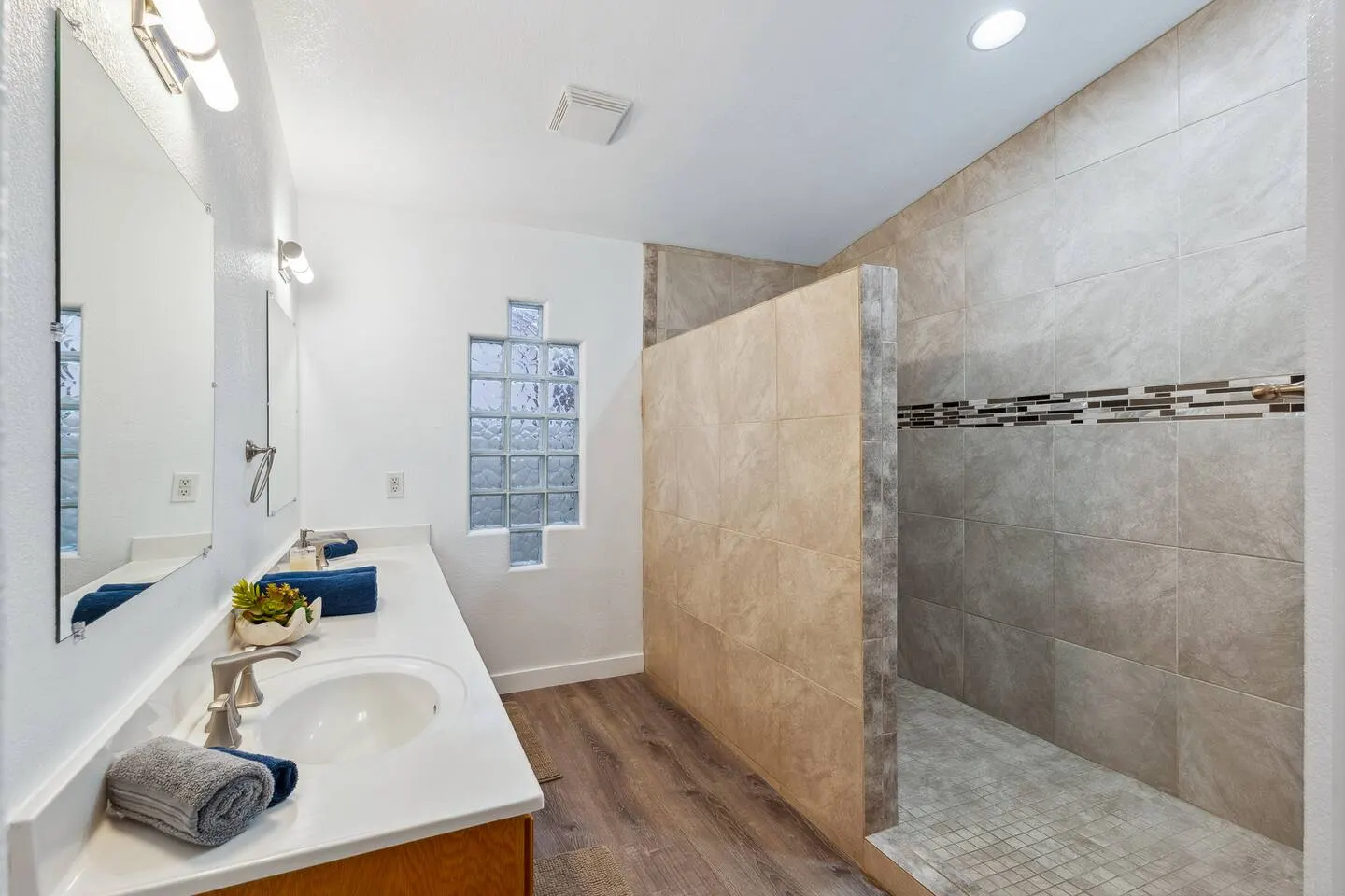 Epic Mid-Century Sleeps 12 Pool Views 20