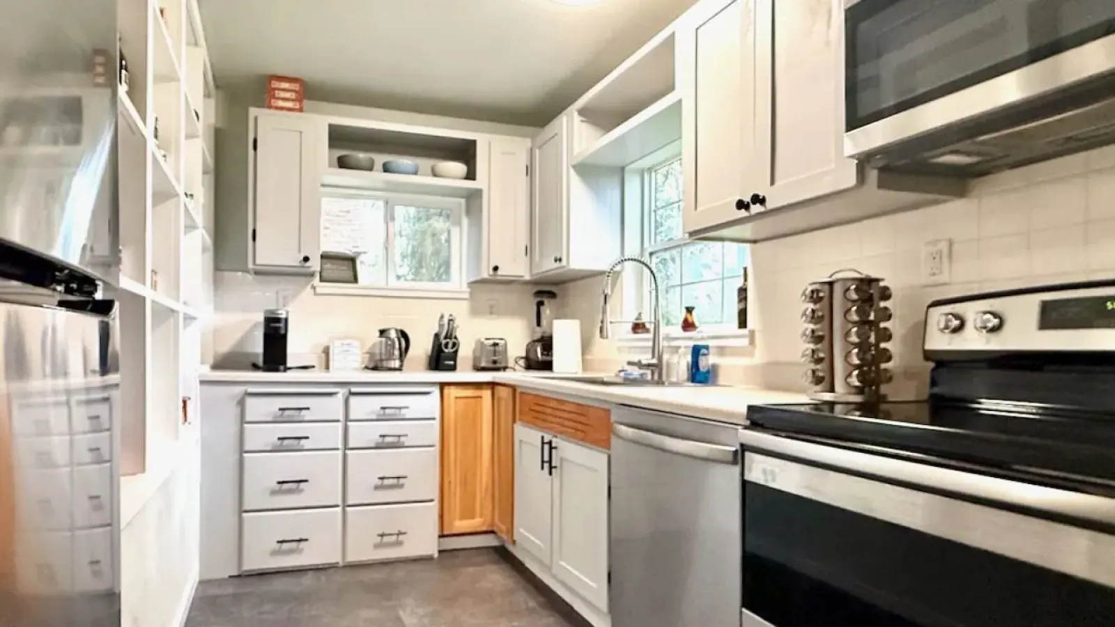 Cute 1 bedroom Farmhouse in Springfield, Oregon 2