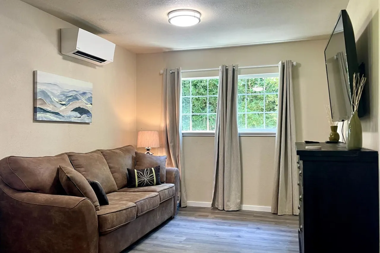 Cute 1 bedroom Farmhouse in Springfield, Oregon 9
