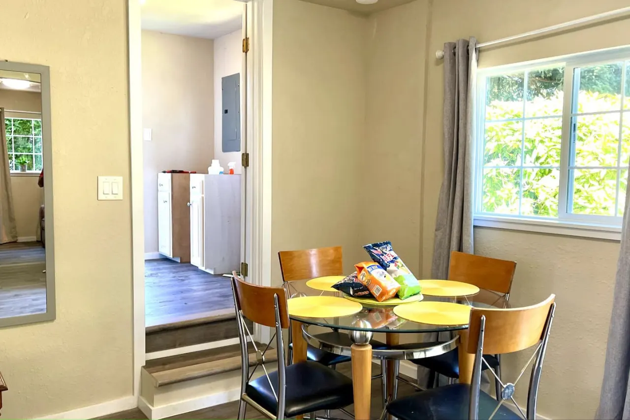 Cute 1 bedroom Farmhouse in Springfield, Oregon 11