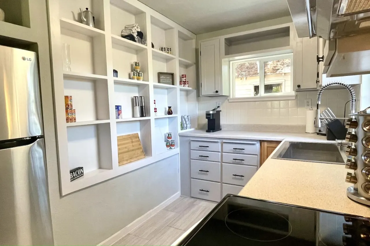 Cute 1 bedroom Farmhouse in Springfield, Oregon 3