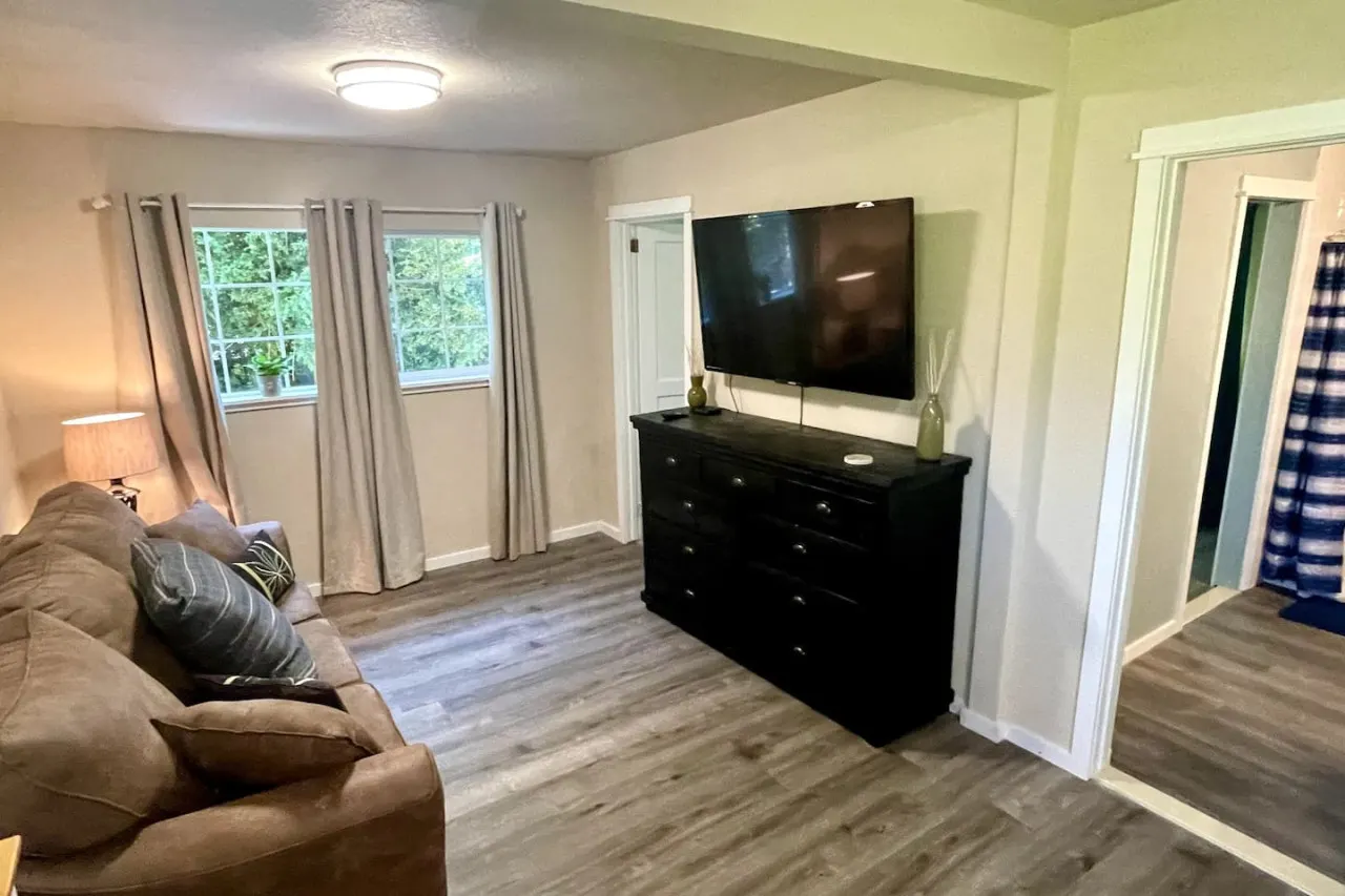 Cute 1 bedroom Farmhouse in Springfield, Oregon 7