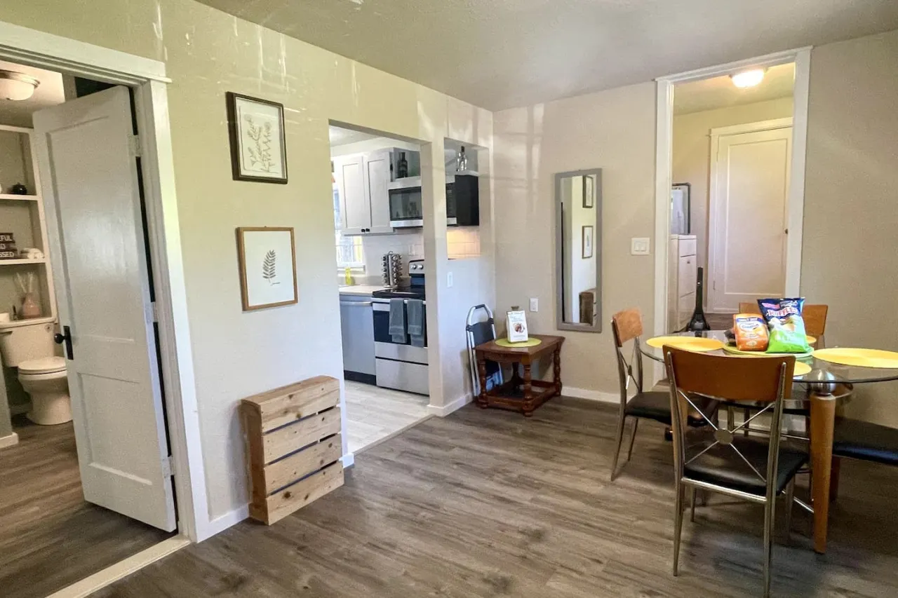 Cute 1 bedroom Farmhouse in Springfield, Oregon 8