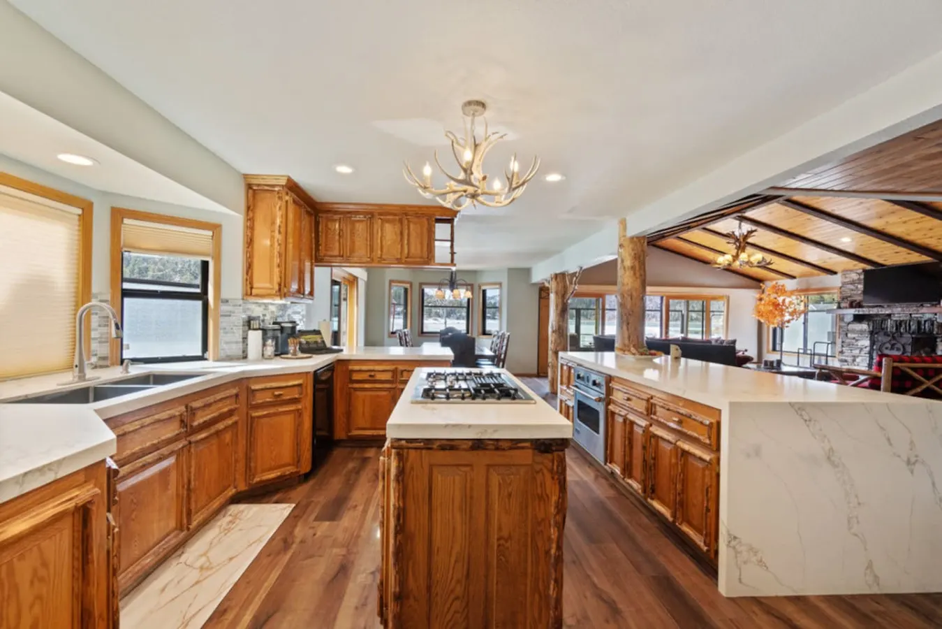 Roaring Lion Luxury Lodge| Lake Views & Hot tub — foto 2