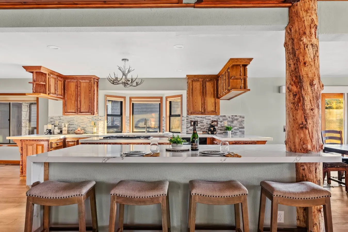 Roaring Lion Luxury Lodge Lake Views & Hot tub 9