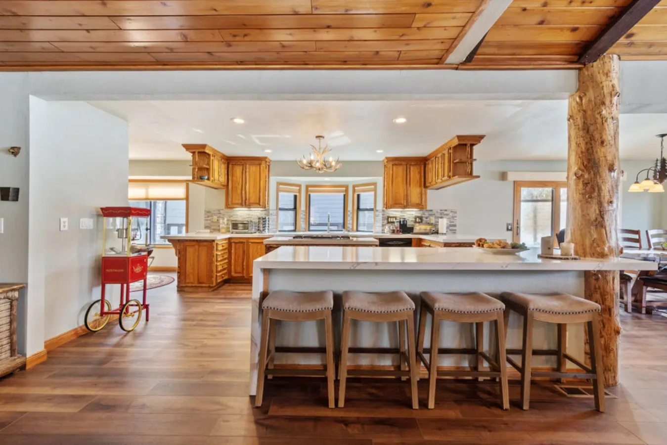 Roaring Lion Luxury Lodge Lake Views & Hot tub 10