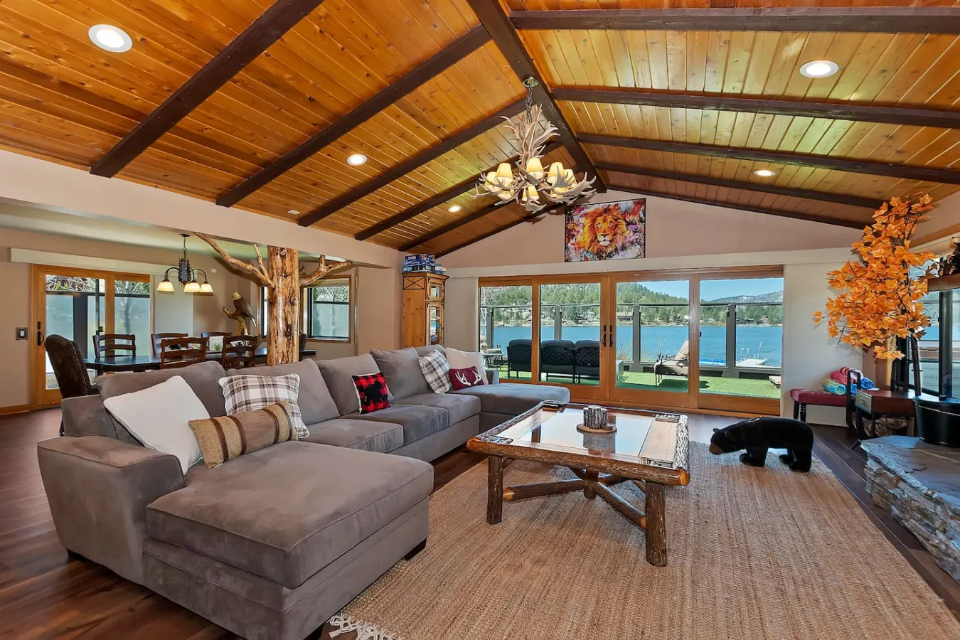 Roaring Lion Luxury Lodge Lake Views & Hot tub 17