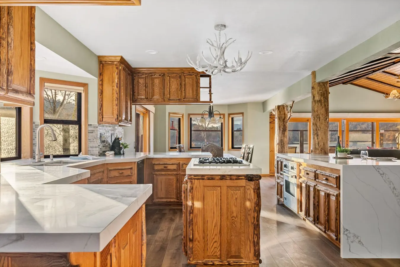 Roaring Lion Luxury Lodge Lake Views & Hot tub 6