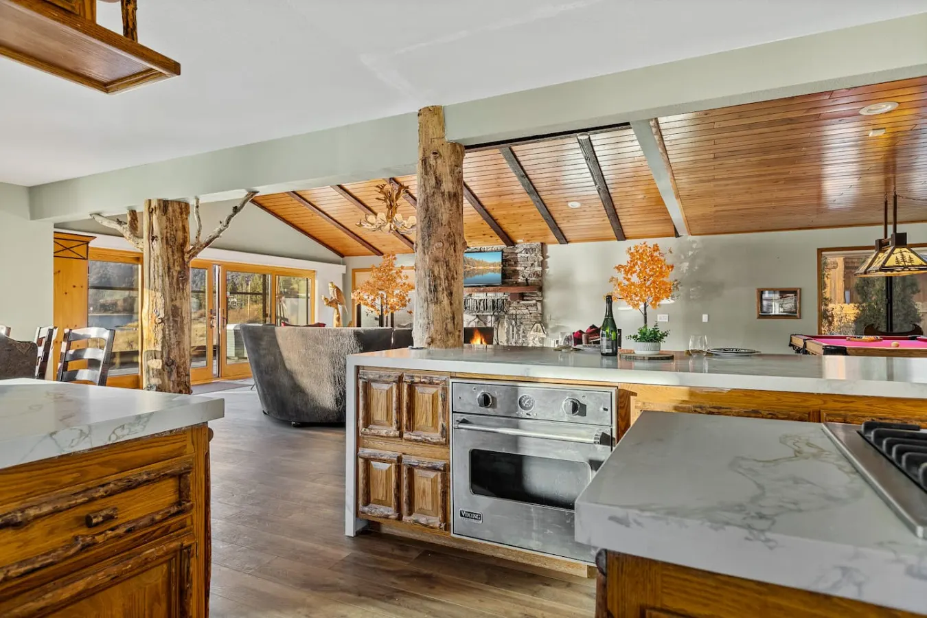 Roaring Lion Luxury Lodge Lake Views & Hot tub 8