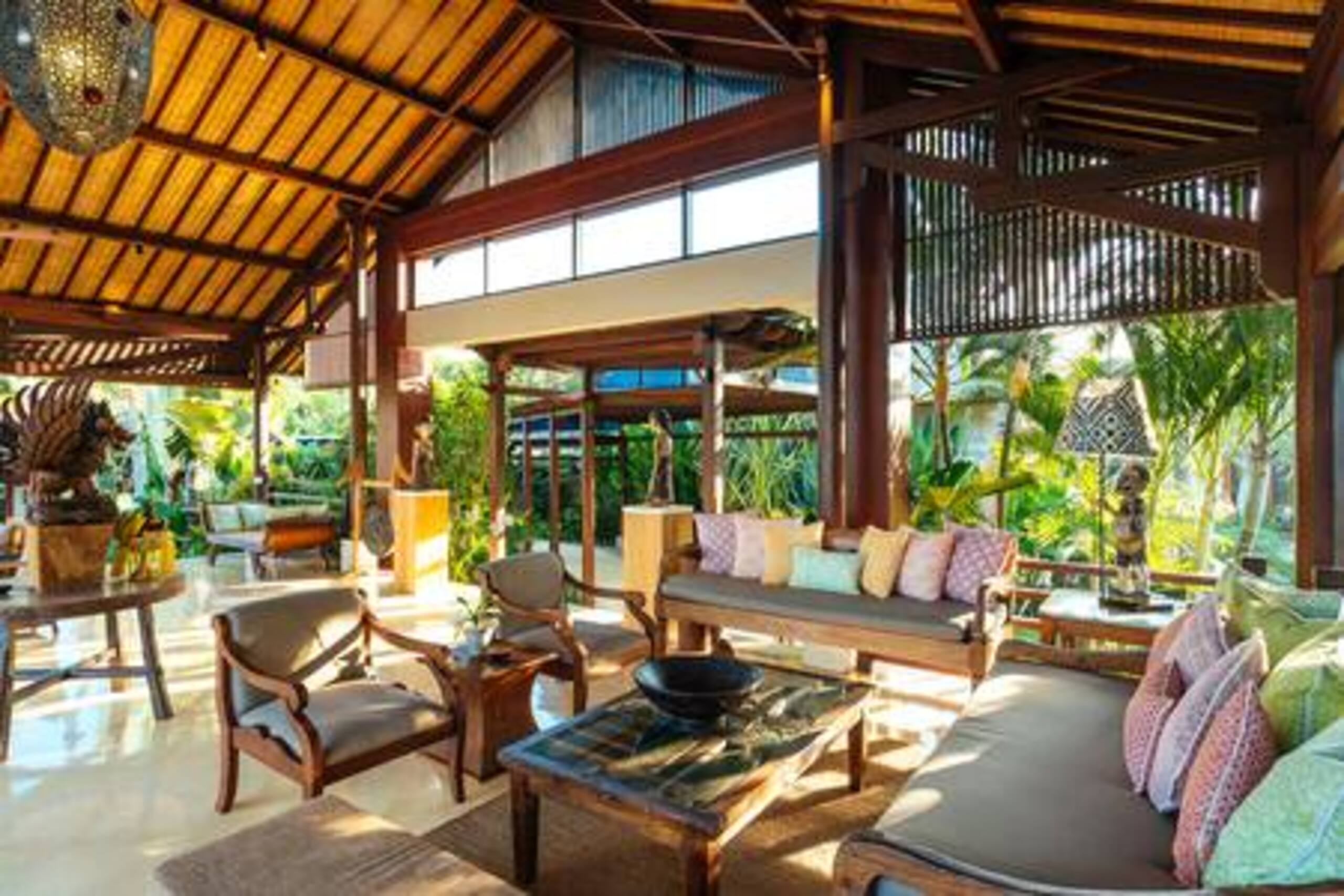 Villa Semarapura | 5BR Oceanfront Pool & Staff — photo 5