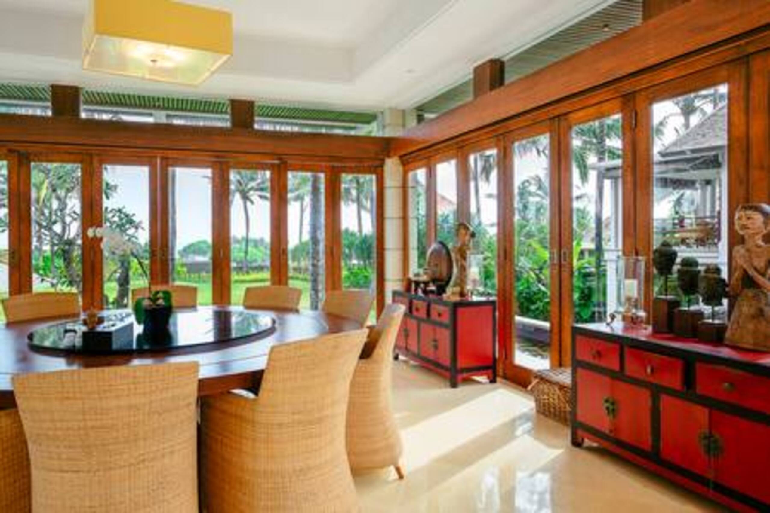 Villa Semarapura | 5BR Oceanfront Pool & Staff — photo 4