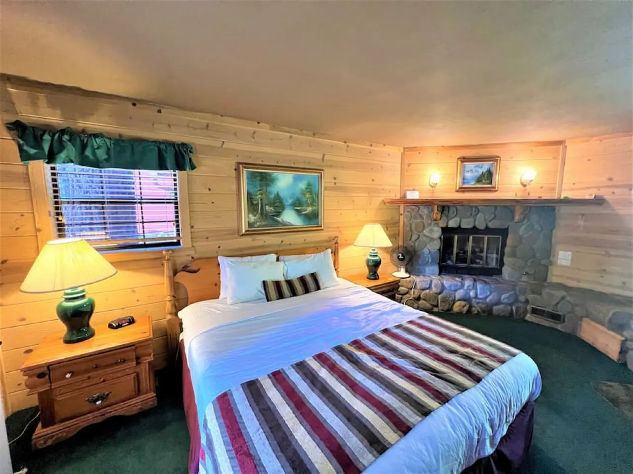 Rustic & Cozy King Suite - Cozy Hollow Lodge #1 — photo 2