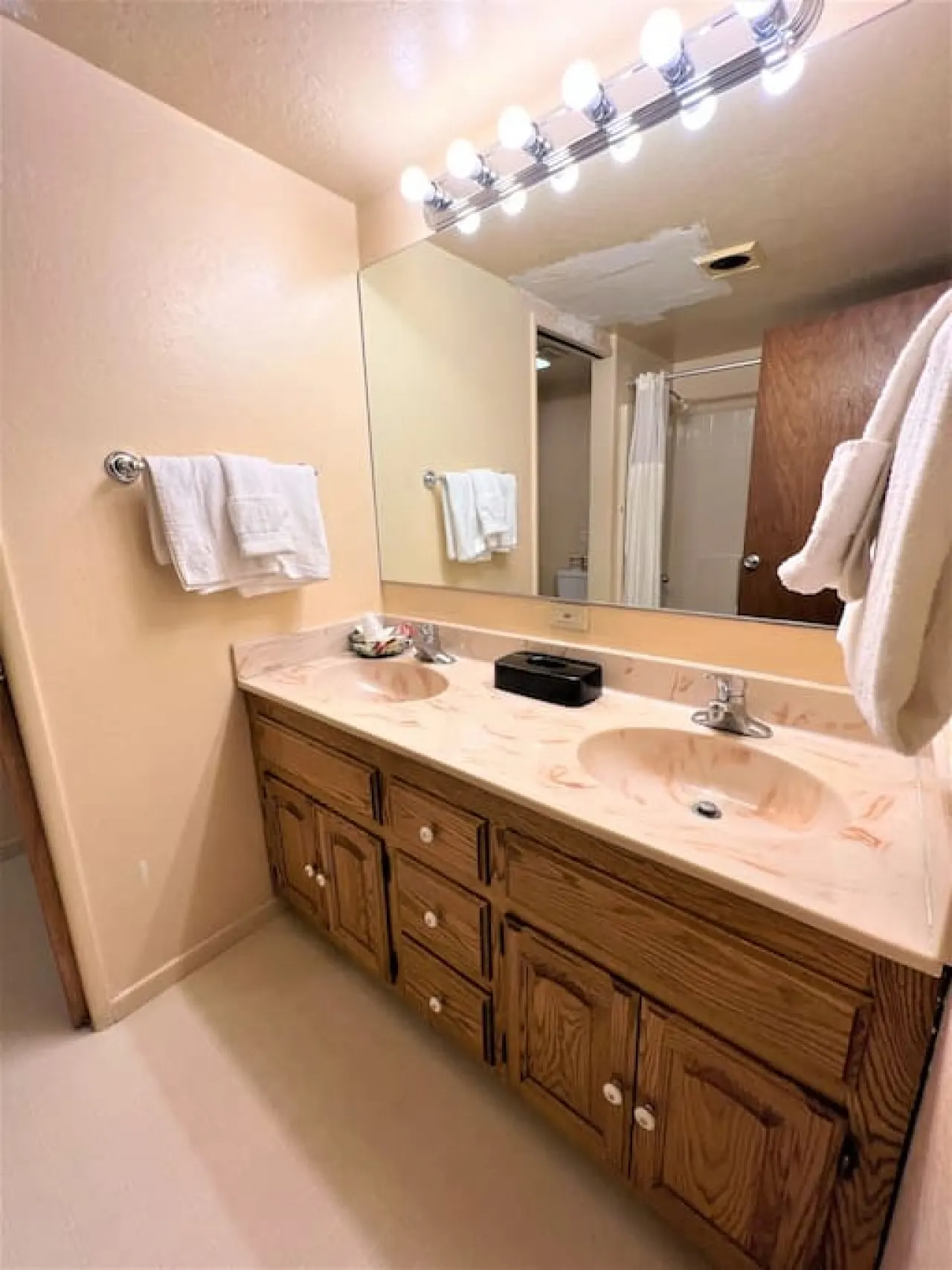 Rustic & Cozy King Suite - Cozy Hollow Lodge #1 — photo 3