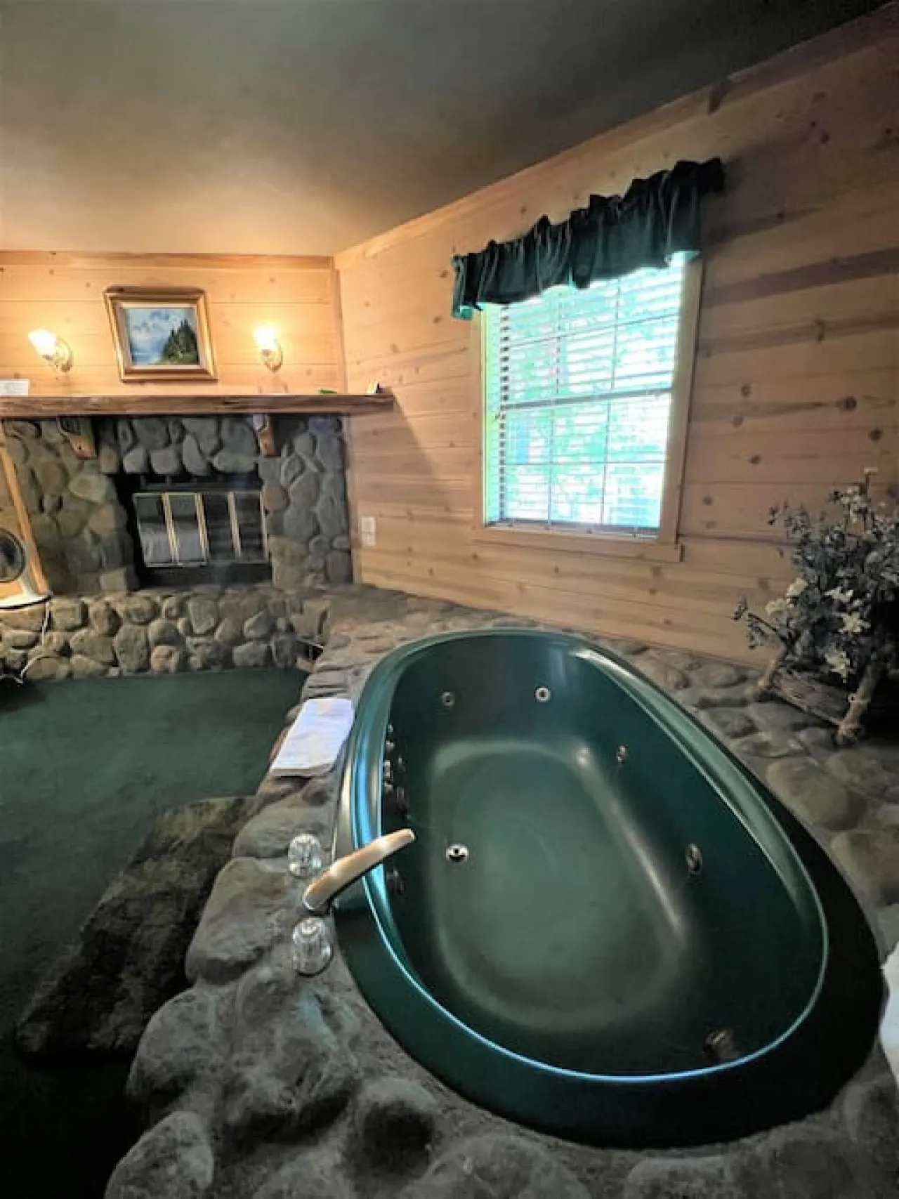 Rustic & Cozy King Suite - Cozy Hollow Lodge #1 — photo 5