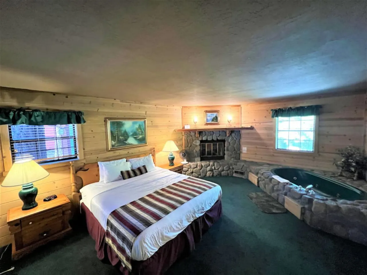 Rustic & Cozy King Suite - Cozy Hollow Lodge #1 6