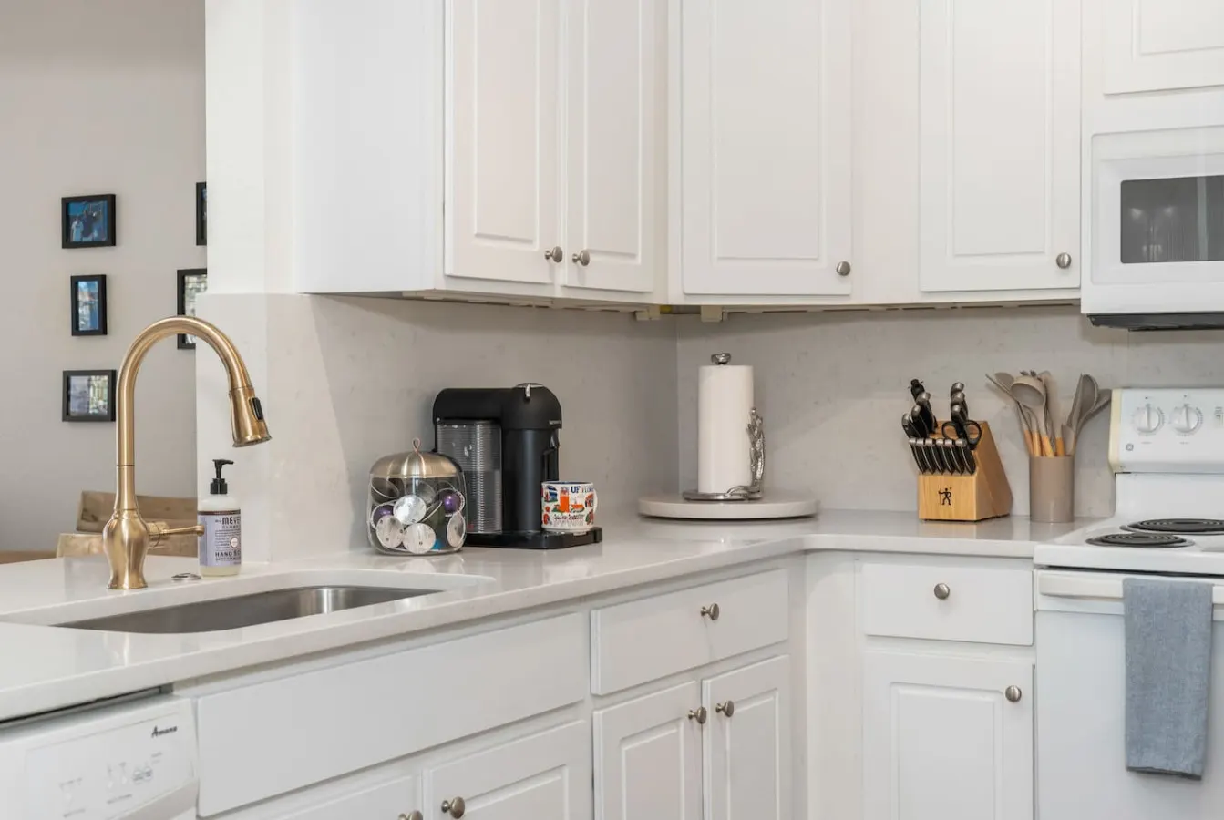 Haile Village 2BR Condo King Bed, Pool + Gym, Near UF 12