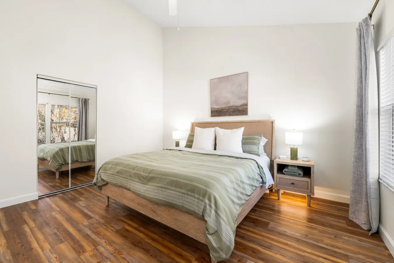 Haile Village 2BR Condo King Bed, Pool + Gym, Near UF 16