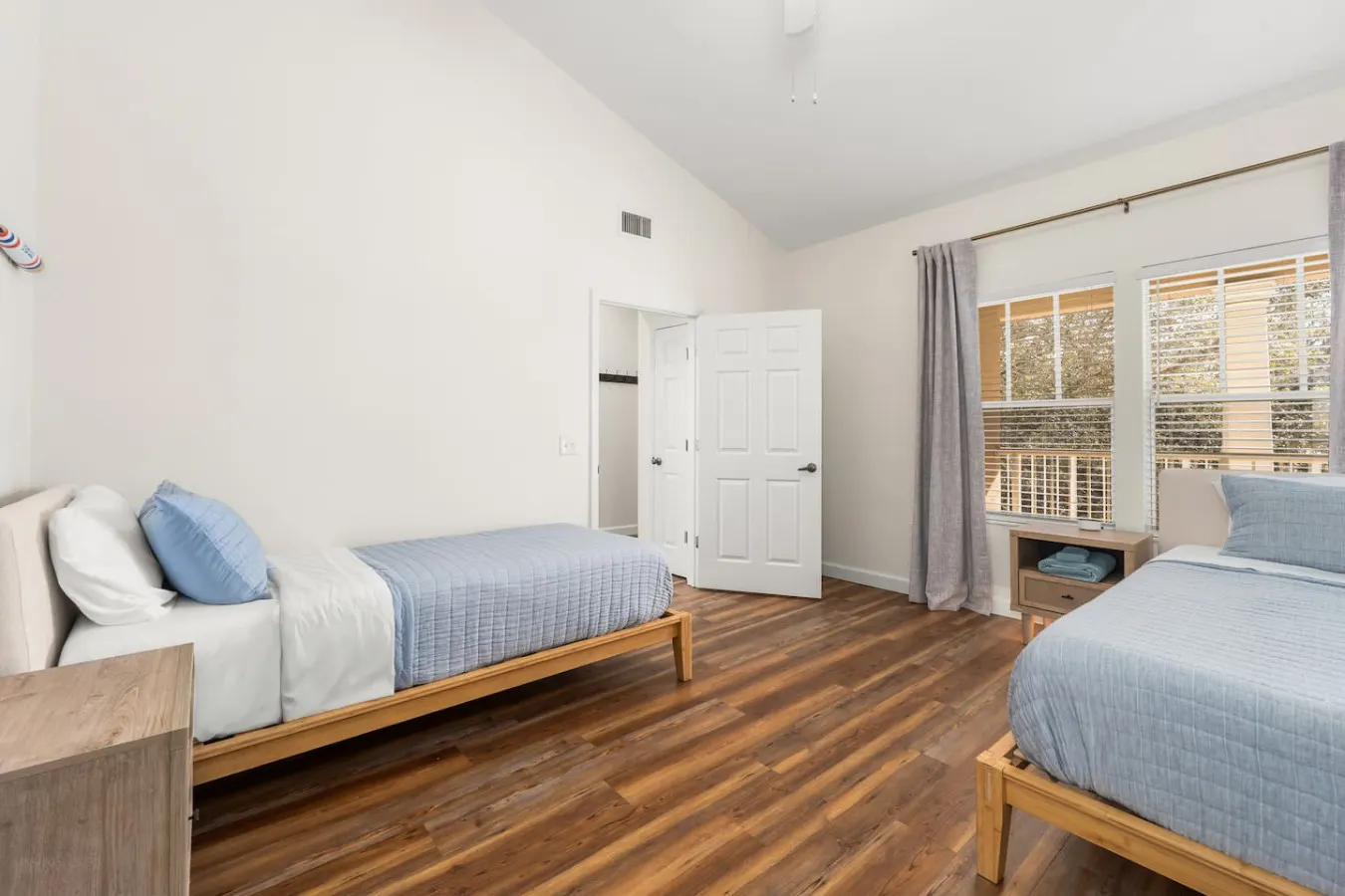 Haile Village 2BR Condo King Bed, Pool + Gym, Near UF 20