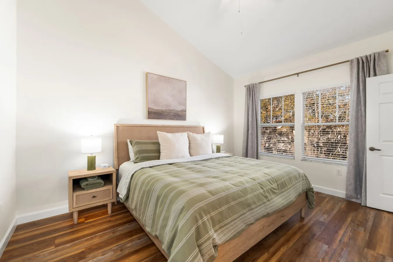 Haile Village 2BR Condo King Bed, Pool + Gym, Near UF 3