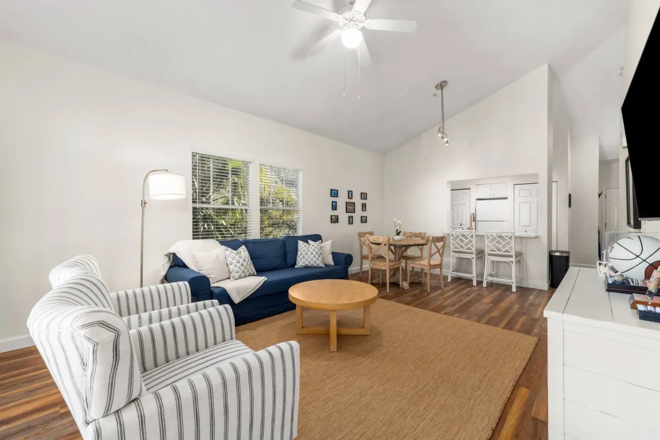 Haile Village 2BR Condo King Bed, Pool + Gym, Near UF 7