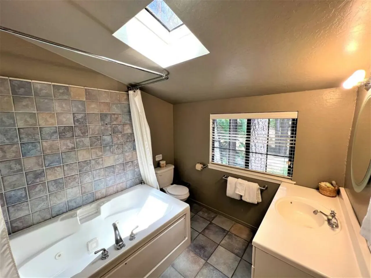 Spacious & Fun Family Cabin - Cozy Hollow Lodge #3 13