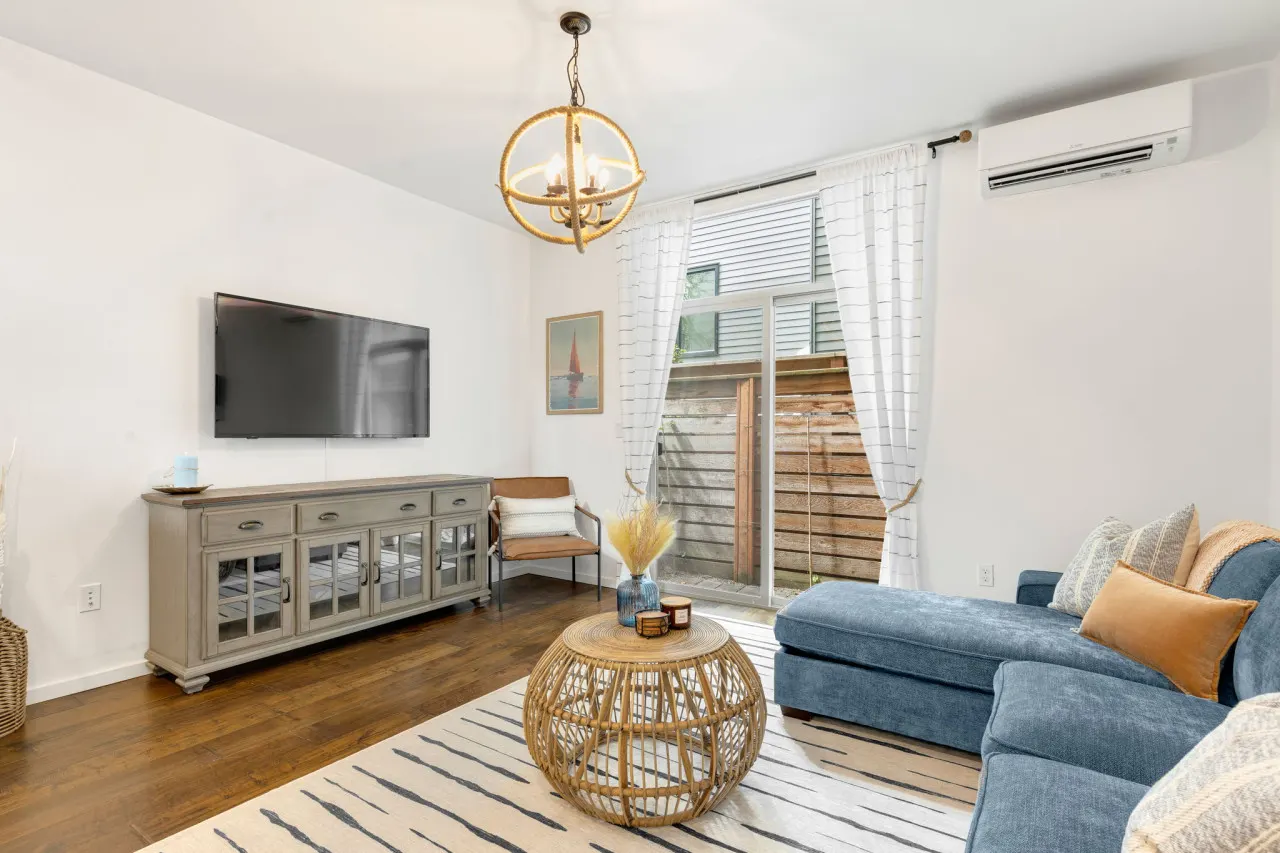 Cap Hill Retreat with Rooftop 10
