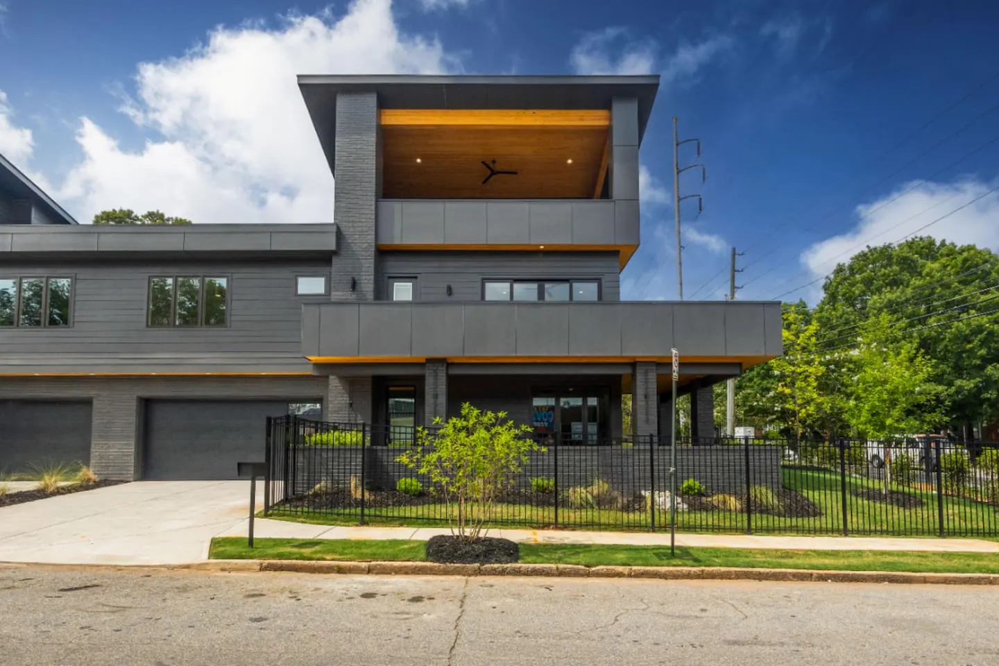 Atlanta Luxury Stay -3 Miles to Downtown with Hot Tub - GameRoom - Sleeps 10