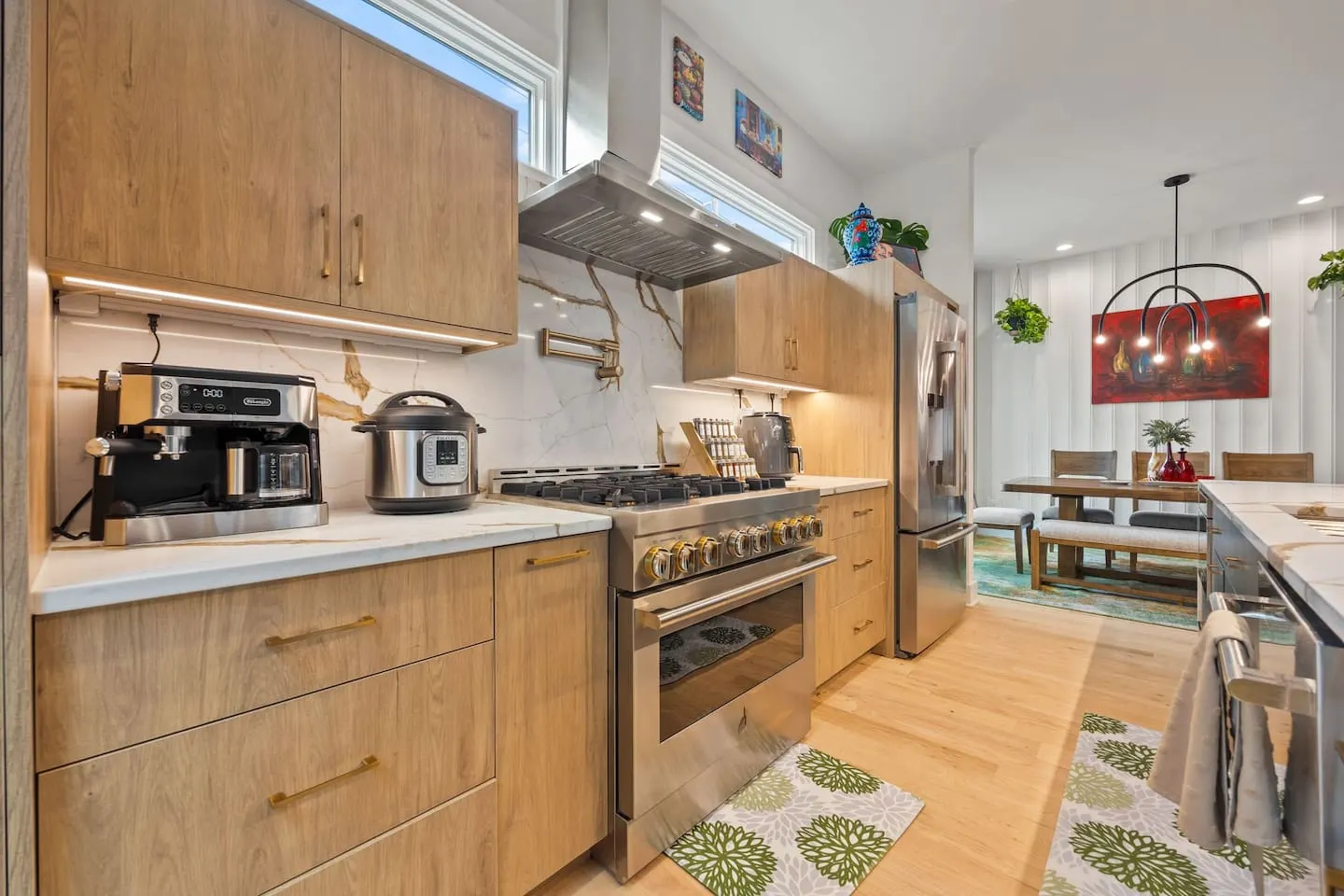 Atlanta Luxury Stay -3 Miles to Downtown with Hot Tub - GameRoom - Sleeps 10 16