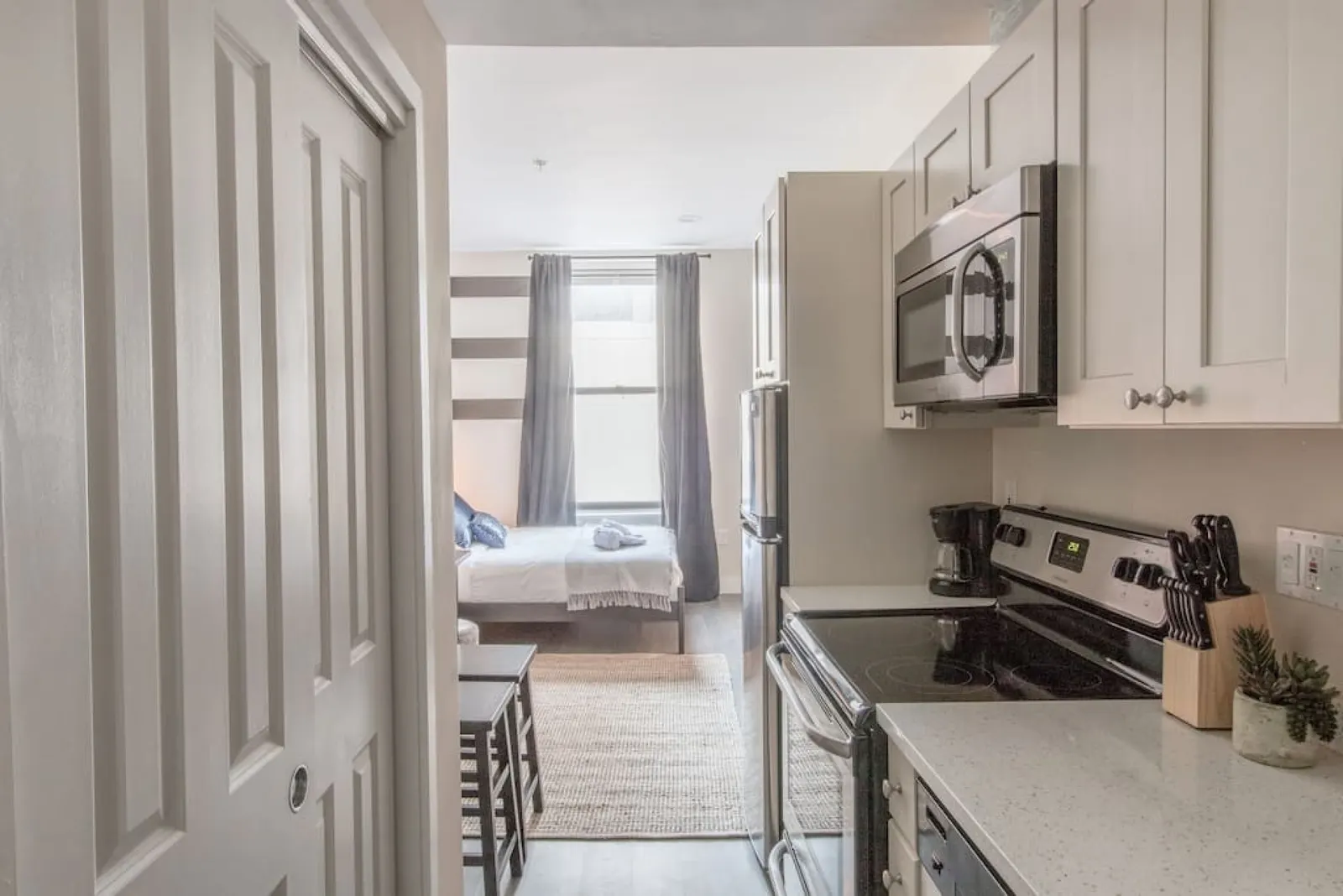 Downtown Central Studio w Fast WIFI, Keyless Entry 9