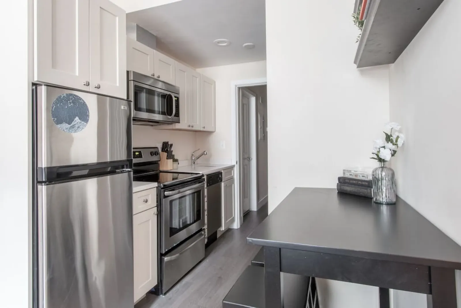 Downtown Central Studio w Fast WIFI, Keyless Entry — photo 3