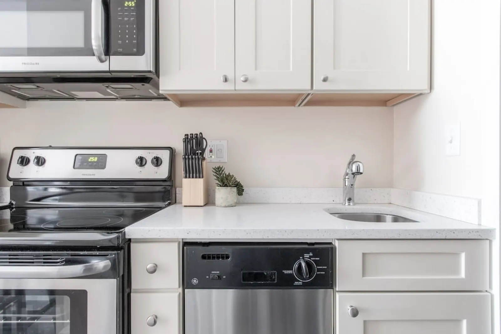 Downtown Central Studio w Fast WIFI, Keyless Entry — photo 4