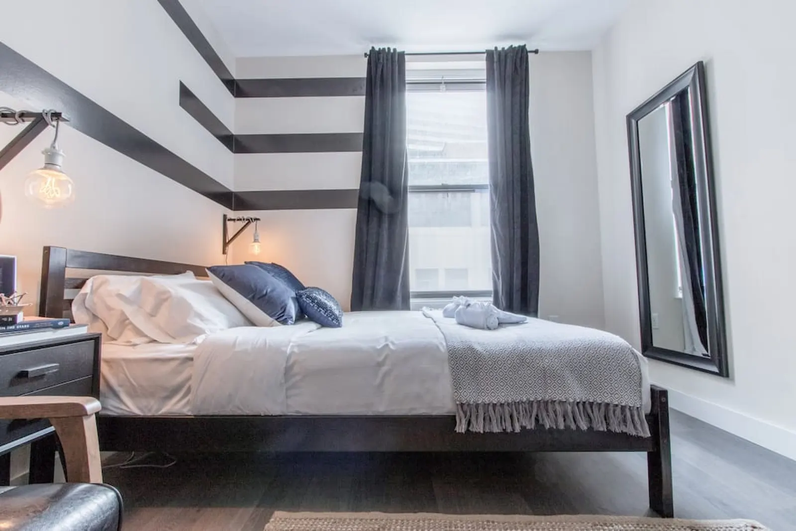 Downtown Central Studio w Fast WIFI, Keyless Entry 8