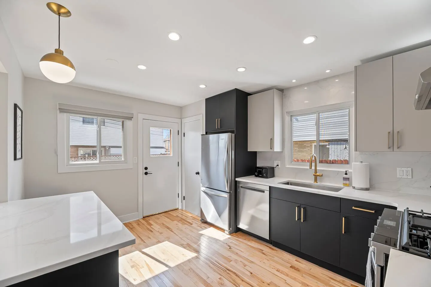 Renovated Mid-Century, 4 bed/2.1 bath townhome 9
