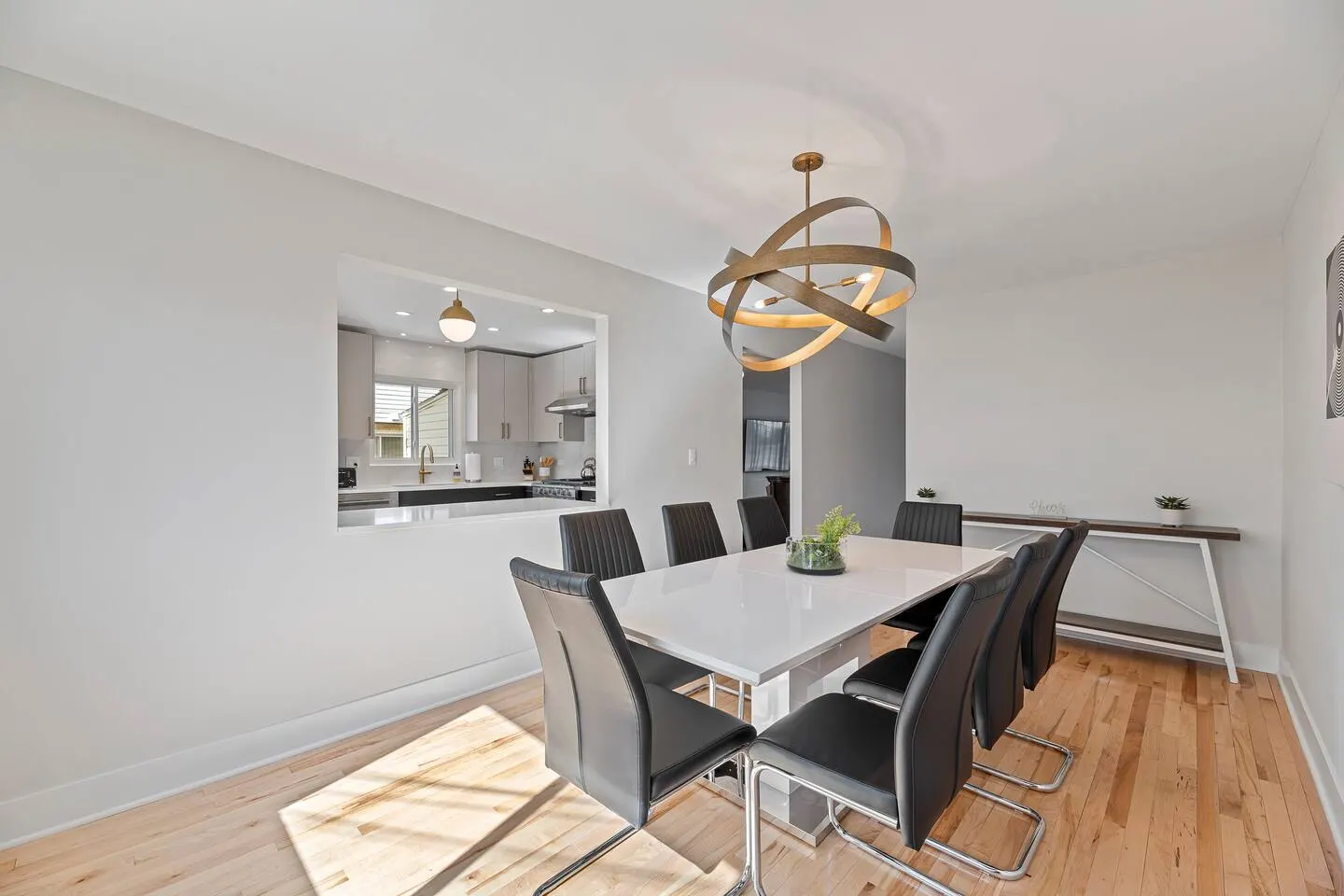 Renovated Mid-Century, 4 bed/2.1 bath townhome 11