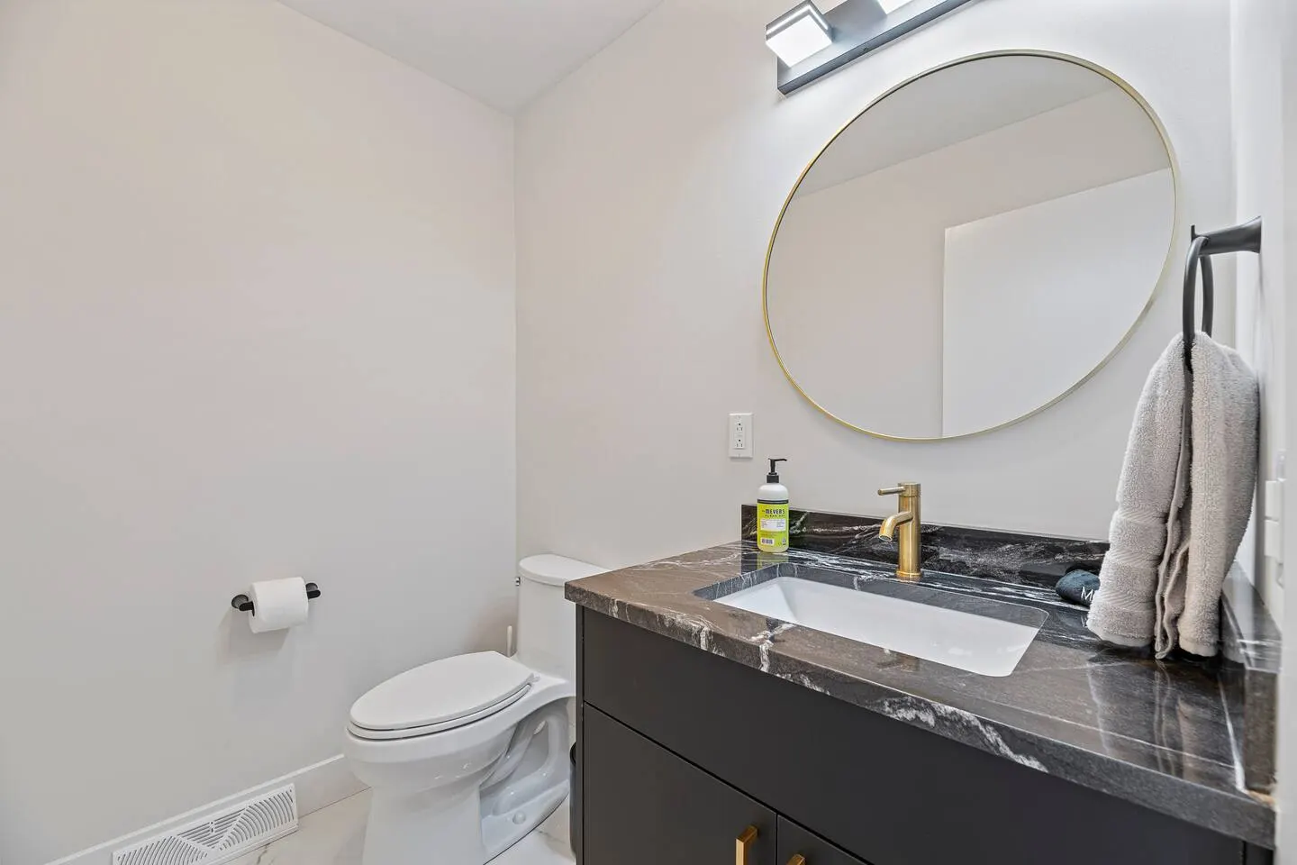 Renovated Mid-Century, 4 bed/2.1 bath townhome 18