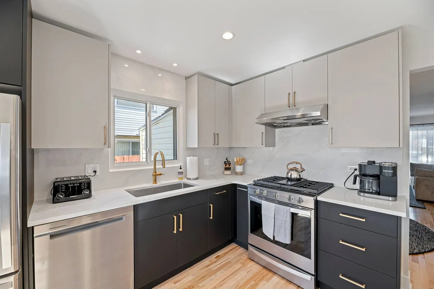 Renovated Mid-Century, 4 bed/2.1 bath townhome — photo 4