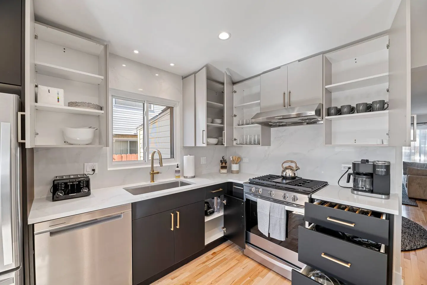 Renovated Mid-Century, 4 bed/2.1 bath townhome 7