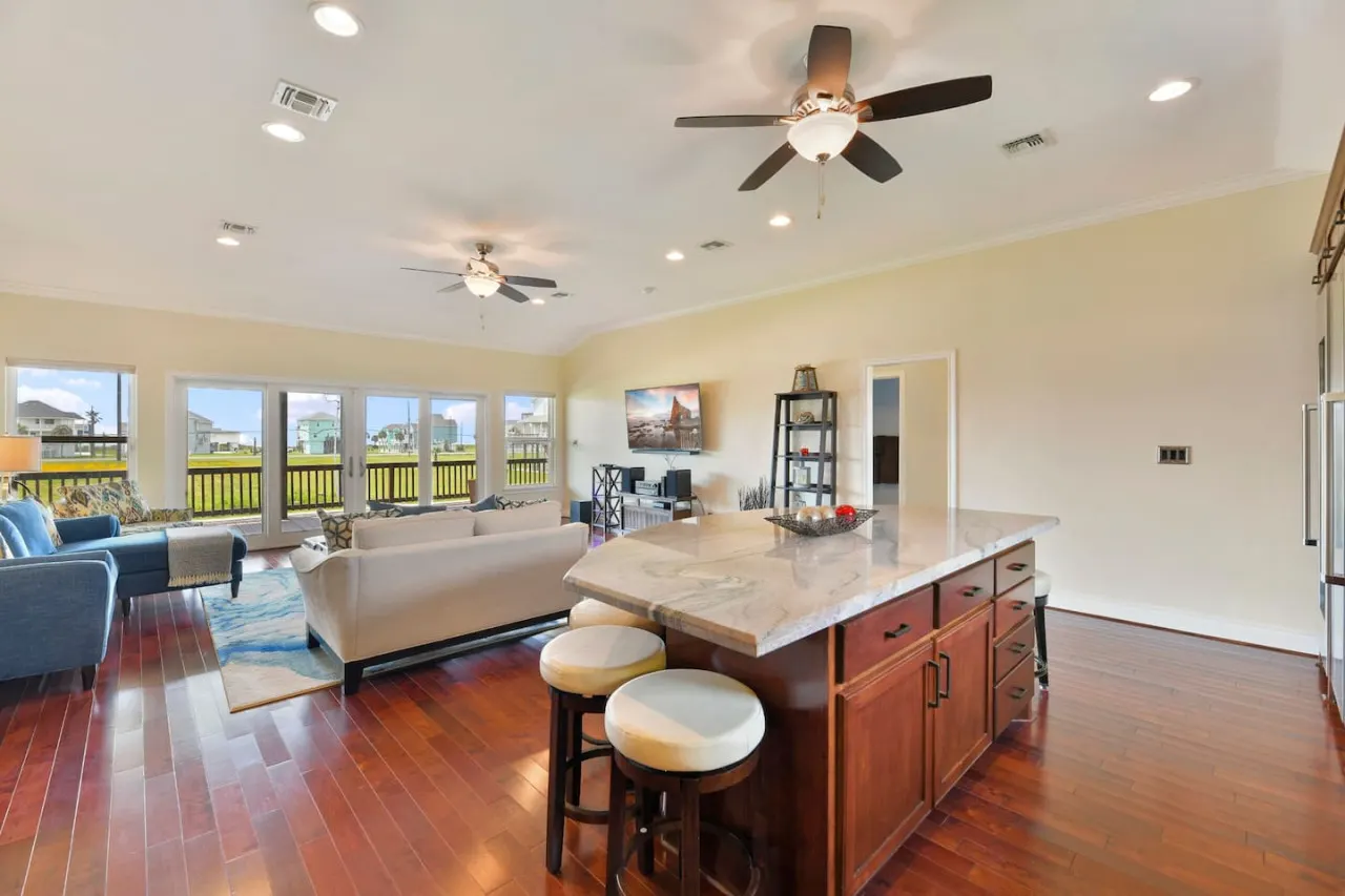 Dancing with Waves 3 bedrooms 2 baths by Rose 13