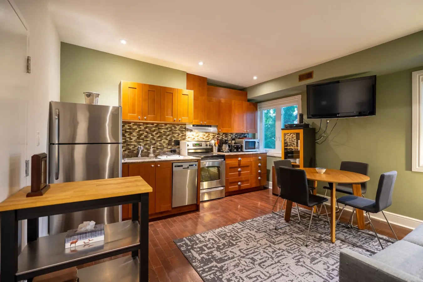 Stylish 2BR Suite • Popular Leslieville • Parking — photo 2