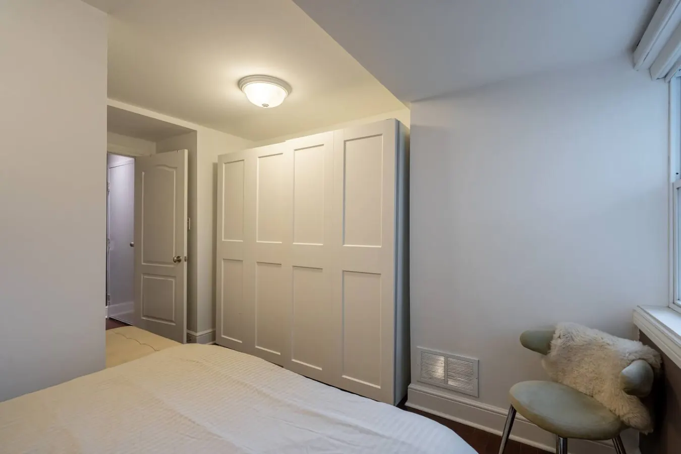 Stylish 2BR Suite Popular Leslieville Parking 9